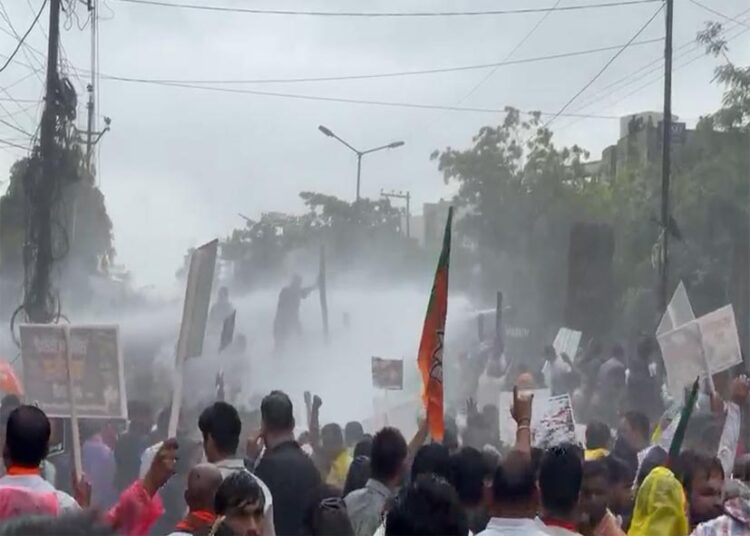 रायपुर में BJP-Congress आमने-सामने, प्रदर्शन के बाद 12 कांग्रेस नेताओं पर FIR