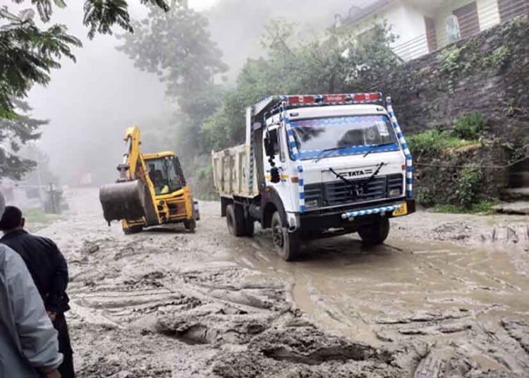 चारधाम यात्रा पर बारिश का कहर, नदियां उफान पर; बदरीनाथ नेशनल हाईवे बंद
