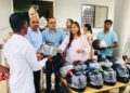 महासमुंद पुलिस की अनोखी पहल: सड़क हादसों में जान गंवाने वालों के परिजनों को बांटे हेलमेट, 100 लोगों को किया जागरूक