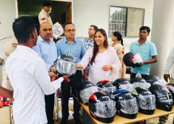महासमुंद पुलिस की अनोखी पहल: सड़क हादसों में जान गंवाने वालों के परिजनों को बांटे हेलमेट, 100 लोगों को किया जागरूक