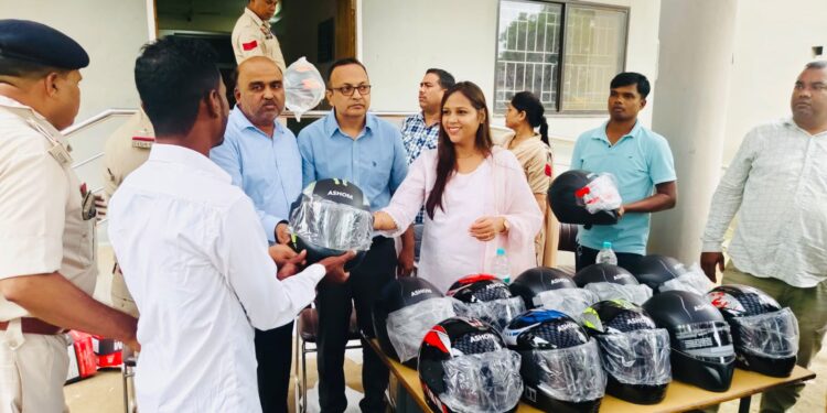 महासमुंद पुलिस की अनोखी पहल: सड़क हादसों में जान गंवाने वालों के परिजनों को बांटे हेलमेट, 100 लोगों को किया जागरूक