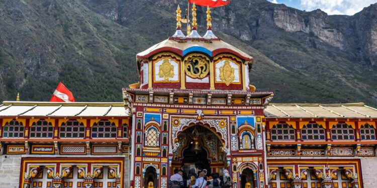 अब बदरीनाथ धाम में भी चढ़ावा चोरी के आरोप, BKTC ने कर्मचारियों को जारी किया नोटिस