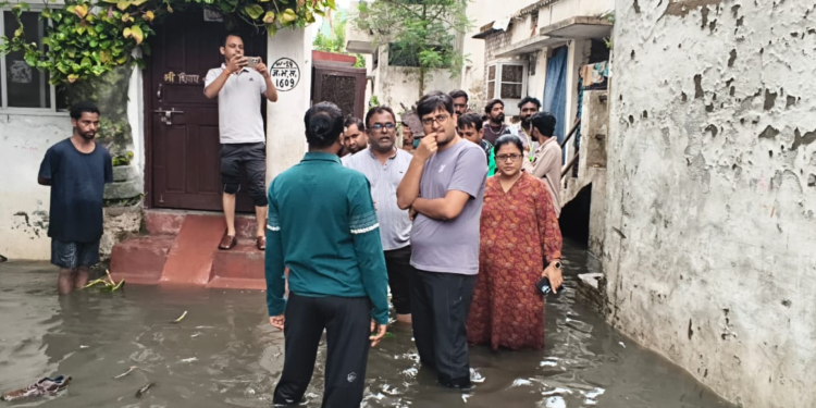 पहली बारिश में सक्रिय हुआ निगम अमला, आयुक्त संबित मिश्रा ने नालों और जलभराव क्षेत्रों का किया निरीक्षण