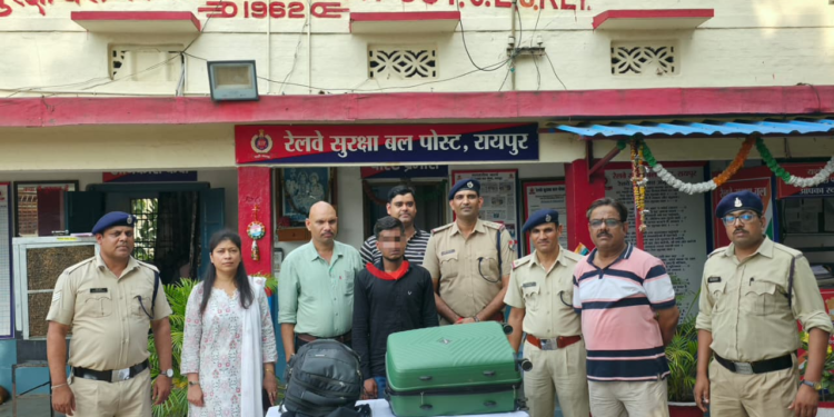 रायपुर रेलवे स्टेशन से पकड़ाया गांजा तस्कर, लाखों का गांजा बरामद
