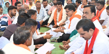 जमीन पर बैठकर उपमुख्यमंत्री विजय शर्मा ने सुनी ग्रामीणों की बात, करोड़ों रुपये के विकास कार्यों की दी सौगात