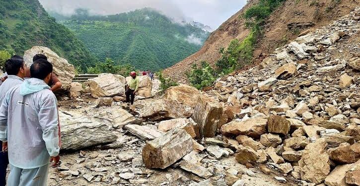 उत्तराखंड में मॉनसून का कहर: 100 सड़कें बंद, दो मकान ढहे; आदि कैलास और ओम पर्वत यात्रा स्थगित