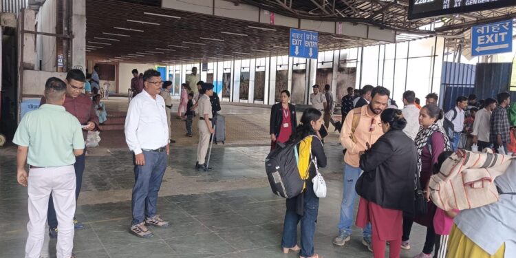 रायपुर स्टेशन पर किलाबंदी टिकट जांच अभियान, 245 मामलों से 2.08 लाख रुपये का राजस्व प्राप्त