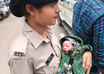 RPF का ‘मिशन जीवन’: सिकंदराबाद-रायपुर एक्सप्रेस में गूंजी किलकारी, RPF और मेडिकल टीम ने चलती ट्रेन में कराया सुरक्षित प्रसव