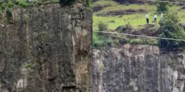 मोबाइल फोन को लेकर विवाद बना हादसे की वजह, बेटे को बचाने में माता-पिता की भी गई जान
