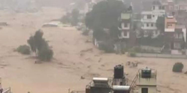 नेपाल में अचानक आई बाढ़ ने मचाई भारी तबाही, 8 की मौत और 41 से अधिक लोग लापता