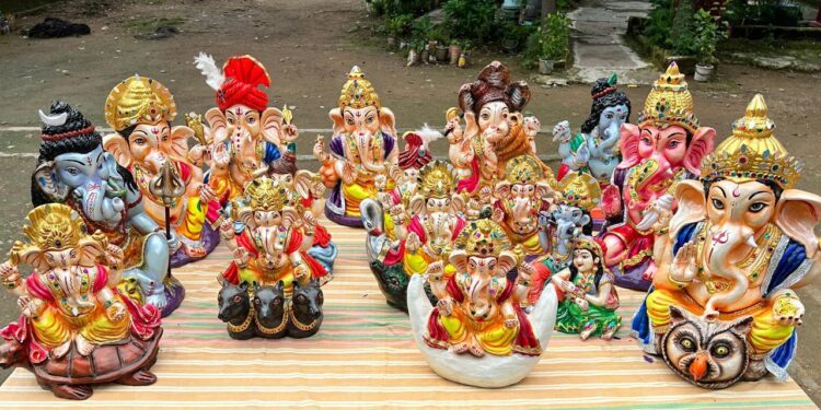 आस्था के साथ पर्यावरण संरक्षण का संदेश दे रही केंद्रीय जेल रायपुर में बंदियों ने मिट्टी से तैयार की 500 पर्यावरण-अनुकूल गणेश प्रतिमाएं