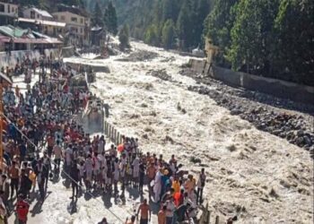 भारी बारिश से चारधाम यात्रा प्रभावित, 15 हजार यात्री फंसे; केदारनाथ में रेस्क्यू जारी