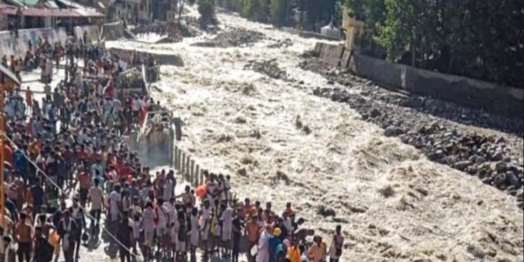 भारी बारिश से चारधाम यात्रा प्रभावित, 15 हजार यात्री फंसे; केदारनाथ में रेस्क्यू जारी