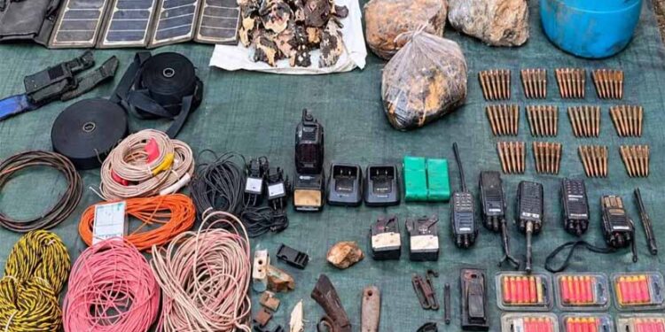 बीजापुर में नक्सल डंप का भंडाफोड़, 8 किलो जिलेटिन समेत बड़ी मात्रा में हथियार मिले