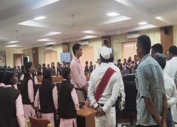 सरगुजा में जेन अल्फा का अनोखा विरोध, 30 KM पैदल चलकर कलेक्टर के पास पहुंचीं छात्राएं