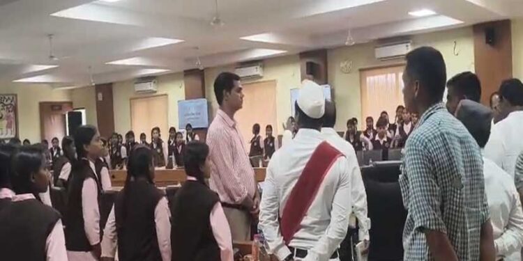 सरगुजा में जेन अल्फा का अनोखा विरोध, 30 KM पैदल चलकर कलेक्टर के पास पहुंचीं छात्राएं