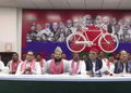अखिलेश के सामने ही भिड़े सपा नेता