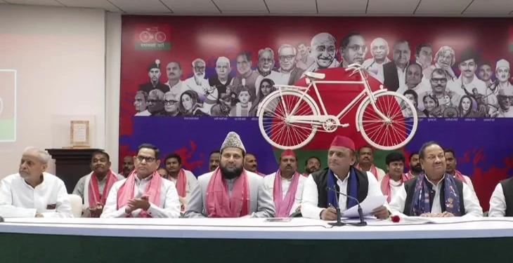 अखिलेश के सामने ही भिड़े सपा नेता
