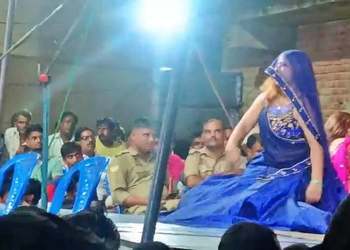 कौशांबी में बार-बालाओं के ठुमकों पर फिदा हुए सिपाही!