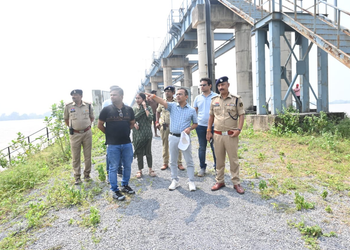 CM के निर्देश के बाद महानदी किनारे पहुंचा प्रशासन, कलेक्टर-एसपी ने लिया हालात का जायजा