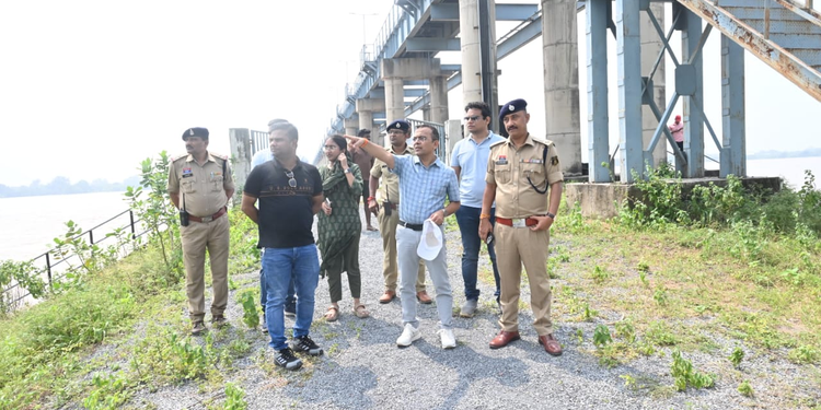 CM के निर्देश के बाद महानदी किनारे पहुंचा प्रशासन, कलेक्टर-एसपी ने लिया हालात का जायजा