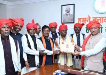 बस्तर दशहरे में शामिल होने CM साय को मिला आमंत्रण, पारंपरिक पागा पहनाकर किया सम्मानित
