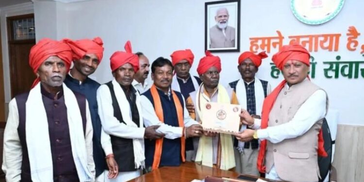 बस्तर दशहरे में शामिल होने CM साय को मिला आमंत्रण, पारंपरिक पागा पहनाकर किया सम्मानित