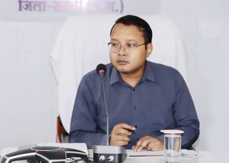 ऑफिस देर से पहुंचे कलेक्टर, खुद को दी सजा; कर्मचारियों के सामने पेश की मिसाल