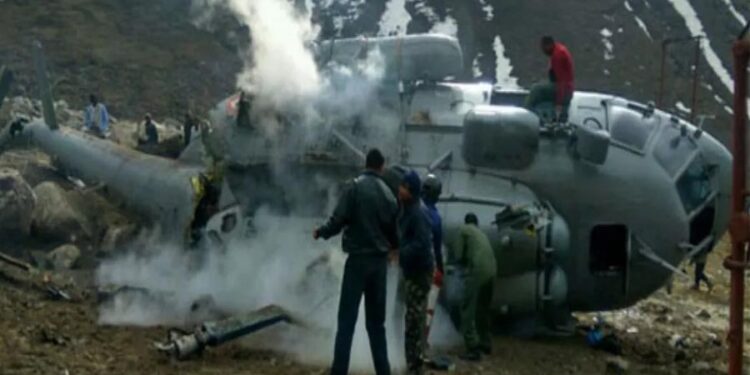 उत्तराखंड में हेलीकॉप्टर हादसा, बदरीनाथ से वापसी के दौरान क्रैश; 6 लोग थे सवार