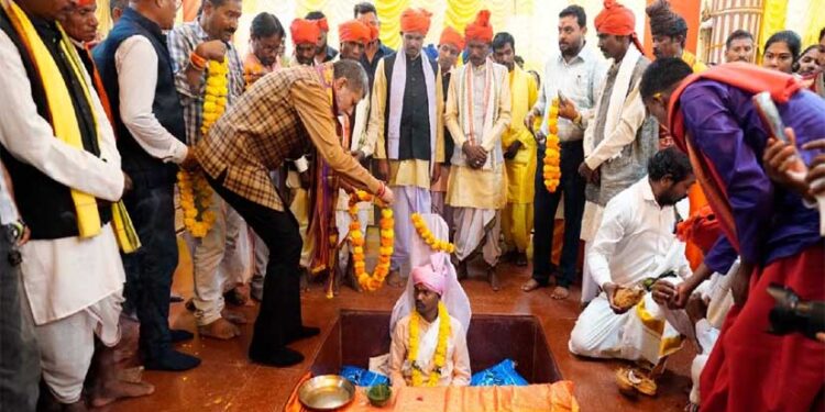 बस्तर दशहरा की जोगी बिठाई रस्म पूरी, नौ दिनों तक तपस्या में लीन रहेंगे दौलत नाग