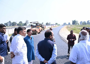 अरुण साव का अफसरों पर फूटा गुस्सा, सड़क पर गड्ढे देख पूछा- हादसे का इंतजार है?