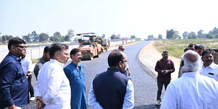 अरुण साव का अफसरों पर फूटा गुस्सा, सड़क पर गड्ढे देख पूछा- हादसे का इंतजार है?