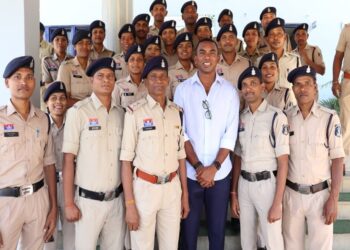 छत्तीसगढ़ के धावक अनिमेष कुजूर को सरगुजा पुलिस ने किया सम्मानित, 100 मीटर में 10.14 सेकंड का रिकॉर्ड