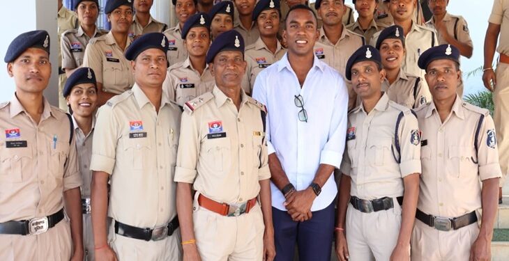 छत्तीसगढ़ के धावक अनिमेष कुजूर को सरगुजा पुलिस ने किया सम्मानित, 100 मीटर में 10.14 सेकंड का रिकॉर्ड